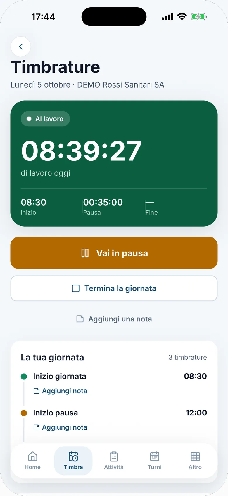 App, timbrature. Inizio, pausa e fine giornata con le ore già sommate, e sotto le timbrature di oggi una per una.
